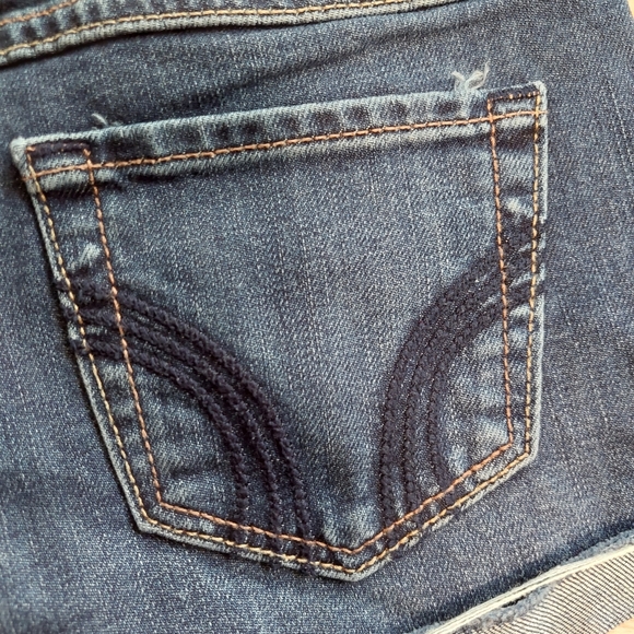 Hollister Low Rise Jean Short - With Embroidered Details - Size 00 w23 - Picture 7 of 9